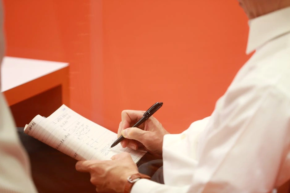 Osoba zapisující si strategické poznámky do zápisníku